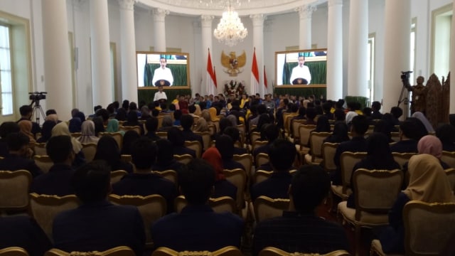 Jokowi bertemu peserta Konferensi Mahasiswa Nasional di Istana Kepresidenan Bogor. (Foto: Jihad Akbar/kumparan)