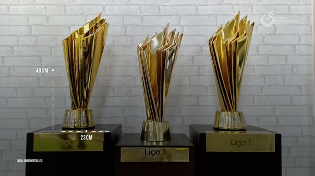 Satu trofi asli Liga 1 2018 (tengah) beserta replikanya. (Foto: Dok. PT LIB)