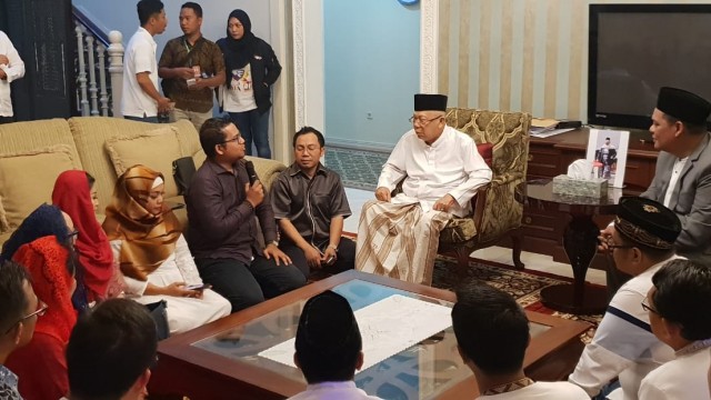Cawapres Prof. Dr. K. H. Ma'ruf Amin menerima tamu dari Relawan Milenial (musisi, pembalap, atlet) dari Bandung dan Jakarta. (Foto: Fadjar Hadi/kumparan)