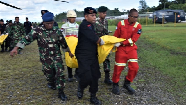 Proses evakuasi korban penembakan oleh KKB Papua. (Foto: Foto: Dok. Polda Papua)