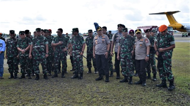 Proses evakuasi korban penembakan oleh KKB Papua didampingi oleh Marsekal TNI Hadi Tjahjanto. (Foto: Foto: Dok. Polda Papua)