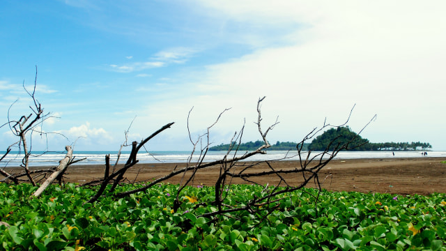 Pantai Air Manis, Sumatera Barat (Foto: Flickr/yogi yogi)