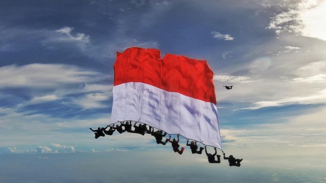 Kopassus Ciptakan Rekor Terjun Freefall Bawa Bendera Terbesar (Foto: Dok, Penerangan Kopassus)