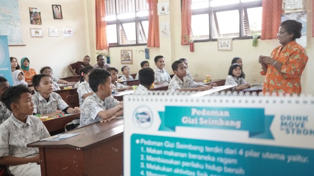 Guru SD Inpres 109 Sorong Saat Memaparkan Edukasi Pedoman Gizi Seimbang (Foto: Mela Nurhidayati/kumparan)