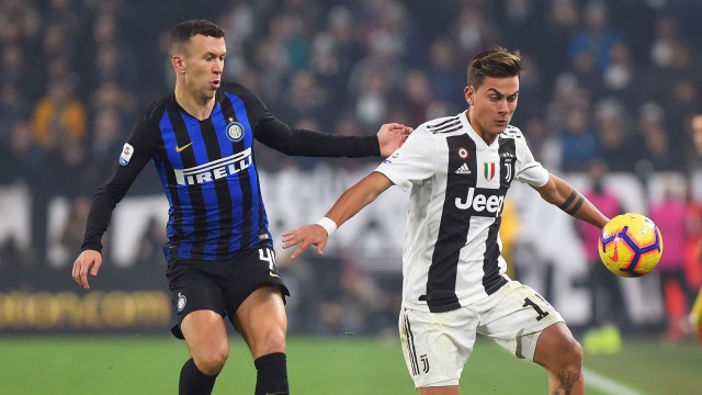 Pemain Juventus dan Inter Milan berduel. (Foto: REUTERS/Massimo Pinca)