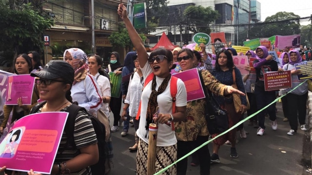 Kelompok Masyarakat Pendukung Pengesahan RUU Pengesahan Kekerasan Seksual melakukan Pawai di Kebon Sirih menuju Taman Aspirasi. (Foto: Reki Febrian/kumparan)