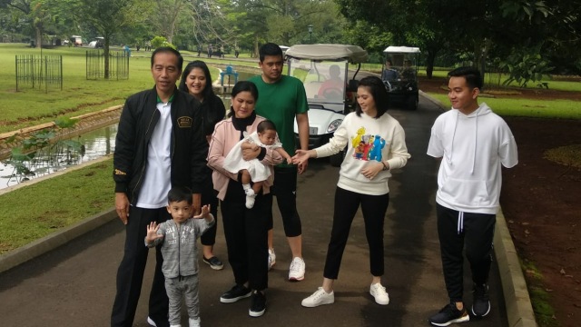 Jokowi dan Keluarga Memberi Makan Ikan di Istana Bogor, Jawa Barat. (Foto: Yudhistira Amran Saleh/kumparan)
