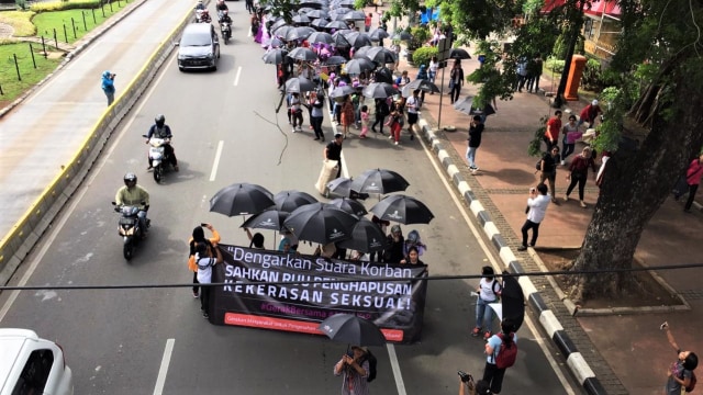 Payung Hitam dikembangkan oleh Peserta Aksi Pendukung Pengesahan Kekerasan Seksual. (Foto: Reki Febrian/kumparan)
