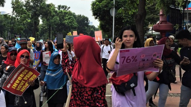 Dinda Kanya Dewi turut dalam Aksi Mendesak RUU Penghapusan Kekerasan Seksual. (Foto: Reki Febrian/kumparan)