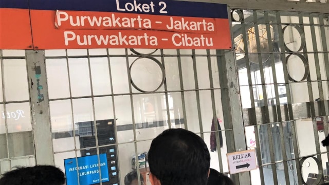 Penumpang terjebak di Stasiun Purwakarta dikarenakan ada perbaikan rel. (Foto: Dok. Sarah Chairi)