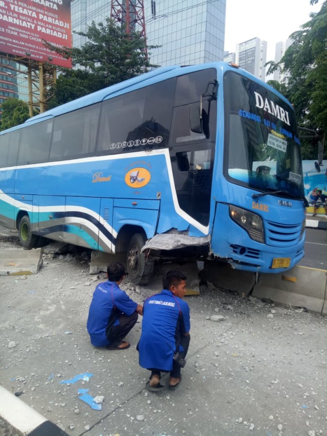 Bus Damri Tabrak Pembatas Jalan Di Jl Gatot Subroto, Lalin Padat ...