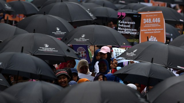 Masyarakat dari berbagai aliansi melakukan aksi damai bertajuk stop kekerasan seksual di Jalan Medan Merdeka Barat, Jakarta, Sabtu (8/12/2018). Foto:  ANTARA FOTO/Sigid Kurniawan