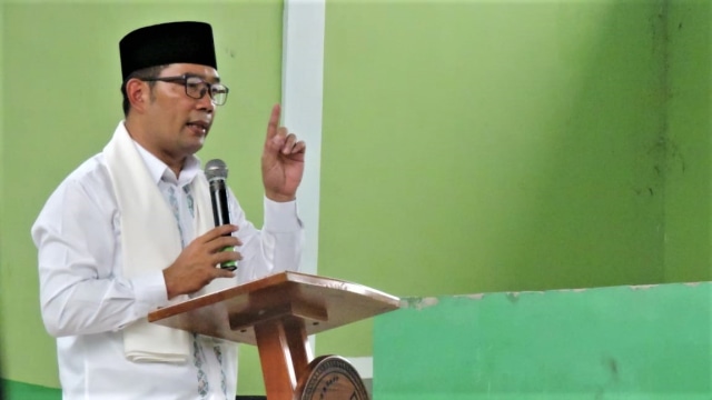 Gubernur Jawa Barat Ridwan Kamil memperingati Maulid Nabi Muhammad di Ponpes Al Mizan Majalengka.  (Foto: Dok. Ponpes Al Mizan)