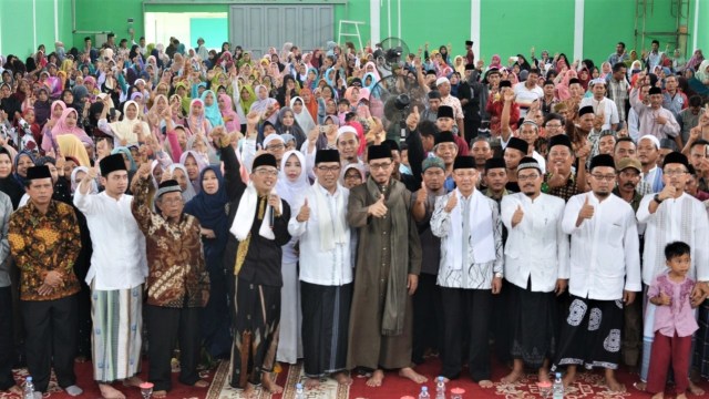 Foto bersama Gubernur Jawa Barat Ridwan Kamil dalam memperingati Maulid Nabi Muhammad di Ponpes Al Mizan Majalengka.  (Foto: Dok. Ponpes Al Mizan)