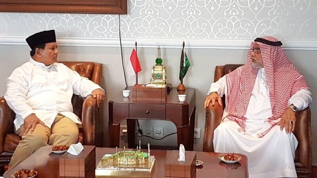 Duta Besar Arab Saudi, Osama bin Mohammed Abdullah Al Shuaib (kanan) bersama Prabowo Subianto. (Foto: Instagram/@os_alshuibi)