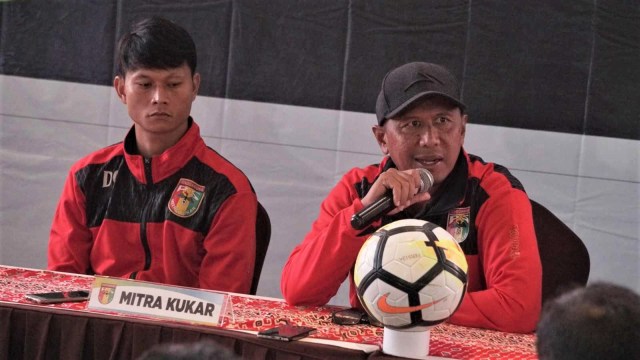 Pelatih Mitra Kukar Rahmad Darmawan (kanan) dan Dedi Gusmawan (kiri) saat konferensi pers jelang laga home terakhir Persija melawan Mitra Kukar di Hotel Grandika, Jakarta. (Foto: Irfan Adi Saputra/kumparan)