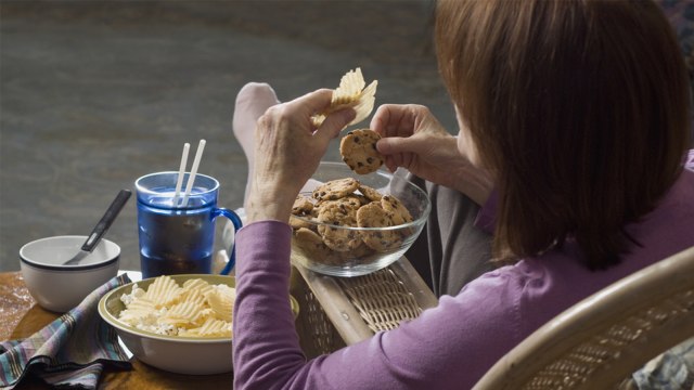 Ilustrasi perempuan mengkonsumsi junk food. Foto: Shutter Stock