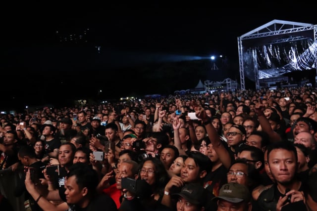 Ratusan penonton memadati depan panggung Judas Priest (Foto: Munady)