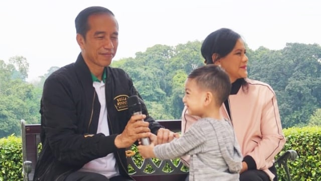 Jokowi, Jan Ethes dan Iriana saat wawancara dengan media. (Foto: Yudhistira Amran/kumparan)
