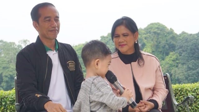 Jokowi, Jan Ethes dan Iriana saat wawancara dengan media. (Foto: Yudhistira Amran/kumparan)