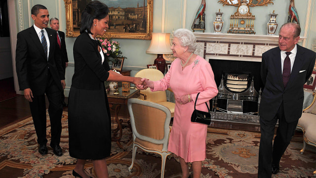 Michelle Obama saat bertemu dengan Ratu Elizabeth II pada 2009 silam. (Foto: AFP/JOHN STILLWELL)