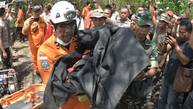 Tim SAR gabungan melakukan upaya pencarian korban yang tertimbun longsor di kawasan Batubulan, Gianyar, Bali, Sabtu (8/12/2018).  (Foto: ANTARA FOTO/Fikri Yusuf)