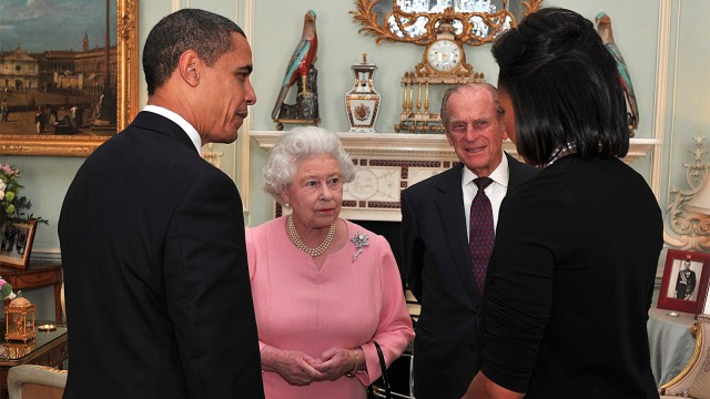 Michelle Obama saat bertemu dengan Ratu Elizabeth II pada 2009 silam.  (Foto: AFP/JOHN STILLWELL )
