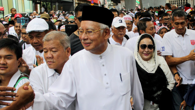 Mantan Perdana Menteri Malaysia Najib Razak dan istrinya menghadiri aksi Anti-ICERD (Konvensi Internasional tentang Penghapusan Segala Bentuk Diskriminasi Rasial) di Kuala Lumpur, Malaysia. (Foto: REUTERS/Sadiq Asyraf)