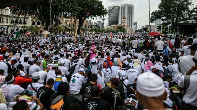 Masyarakat mengikuti aksi Anti-ICERD (Konvensi Internasional tentang Penghapusan Segala Bentuk Diskriminasi Rasial) di Kuala Lumpur, Malaysia. (Foto: AFP/MOHD RASFAN)