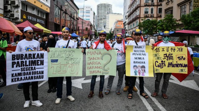 Masyarakat mengikuti aksi Anti-ICERD (Konvensi Internasional tentang Penghapusan Segala Bentuk Diskriminasi Rasial) di Kuala Lumpur, Malaysia. (Foto: AFP/MOHD RASFAN)