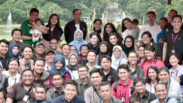 Presiden Joko Widodo dan keluarga berfoto dengan wartawan Istana Kepresidenan. (Foto: Dok. Biro Pers Setpres)