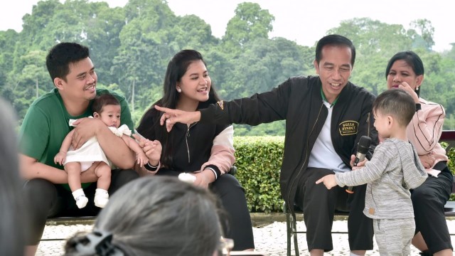 Presiden Joko Widodo dan keluarga saat bincang santai bersama wartawan Istana Kepresidenan. (Foto: Dok. Biro Pers Setpres)