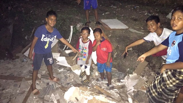 Anak-anak Pondok Kopi, menunjukkan lokasi ditemukanya e-KTP di Jalan Karya Bhakti VI RT 3/ RW 11. (Foto: Andreas Ricky Febrian/kumparan)
