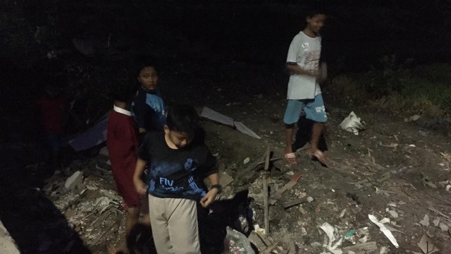 Anak-anak Pondok Kopi, di lokasi penemuan e-KTP di Jalan Karya Bhakti VI RT 3/ RW 11. (Foto: Andreas Ricky Febrian/kumparan)