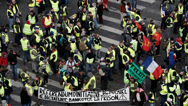 Unjuk rasa rompi kuning di Paris, Prancis, (8/12/2018). (Foto: REUTERS/Benoit Tessier)