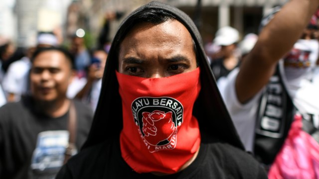 Masyarakat mengikuti aksi Anti-ICERD (Konvensi Internasional tentang Penghapusan Segala Bentuk Diskriminasi Rasial) di Kuala Lumpur, Malaysia. (Foto: AFP/MOHD RASFAN)