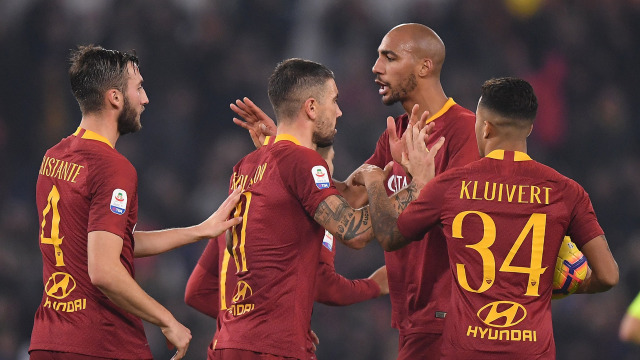 Para pemain Roma rayakan gol. Foto: REUTERS/Alberto Lingria