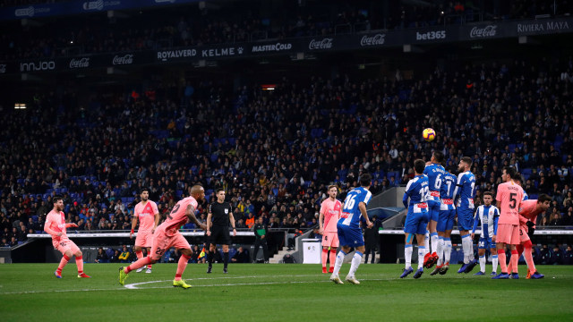 Proses terciptanya gol Lionel Messi ke gawang RCD Espanyol. (Foto: REUTERS/Albert Gea)
