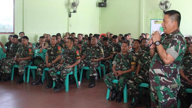 Anggota TNI di Tanjung Jabung belajar tentang keimigrasian. (Foto: Dok. Imigrasi Kuala Tungkal)
