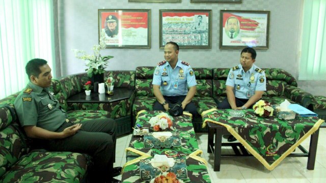 Anggota TNI di Tanjung Jabung belajar tentang keimigrasian. (Foto: Dok. Imigrasi Kuala Tungkal)