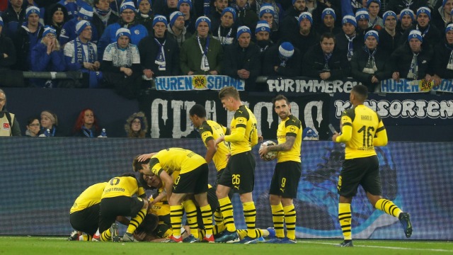 Para pemain Dortmund merayakan gol Sancho ke gawang Schalke. (Foto: REUTERS/Leon Kuegeler)