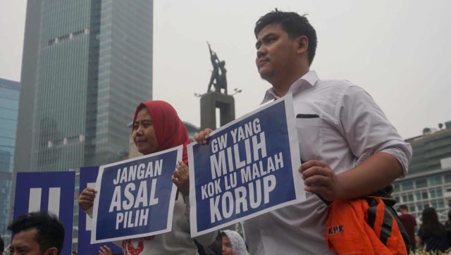 Indonesia Corruption Watch mengadakan aksi “Cek Sebelum Milih” di Bundaran HI, Jakarta. Aksi tersebut memperingati Hari Anti Korupsi Sedunia (HAKORDIA) yang jatuh pada 9 Desember. (Foto: Irfan Adi Saputra/kumparan)