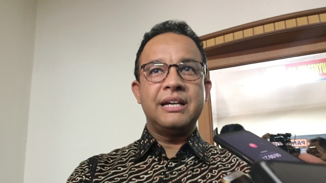 Gubernur DKI Jakarta Anies Baswedan saat di wawancara mengenai pertandingan Persija melawan Mitra Kukar. (Foto: Arfiansyah Panji Purnandaru/kumparan)