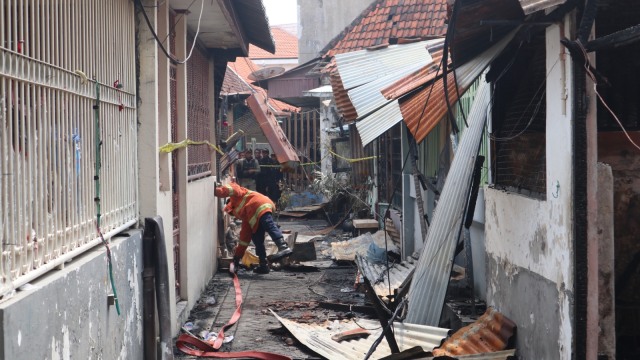 Kebakaran yang melanda kampung tua pecinan Jalan Kapasan Dalam, Simokerto Surabaya, Sabtu (8/12). (Foto: Phaksy Sukowati/kumparan)