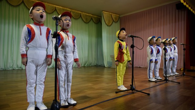 Pementasan Taman Kanak-kanak di Kota Sinuiju, Korea Utara. (Foto: AFP/ED JONES)