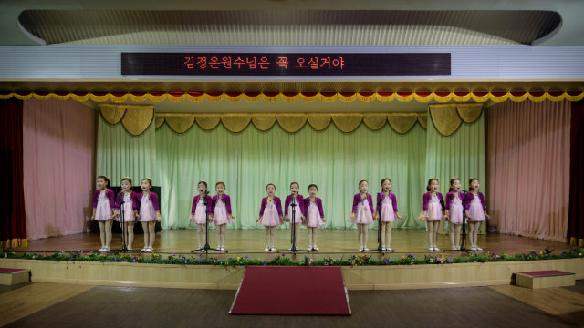 Pementasan Taman Kanak-kanak di Kota Sinuiju, Korea Utara. (Foto: AFP/ED JONES)