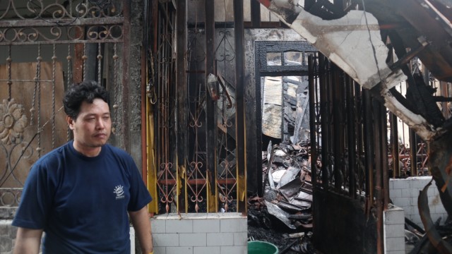 Ferry Pranoto  menunjukan sisa-sisa kebakaran rumah dan toko miliknya di Kapasan , Surabaya.  (Foto: Nuryatin Phaksy Sukowati/kumparan)