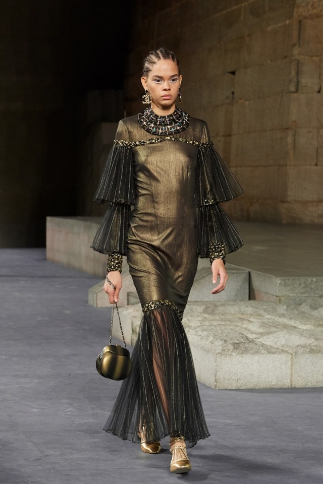 7 Look Terbaik dari Koleksi Chanel Métiers d'art 2019 yang Terinspirasi Mesir Kuno (5)