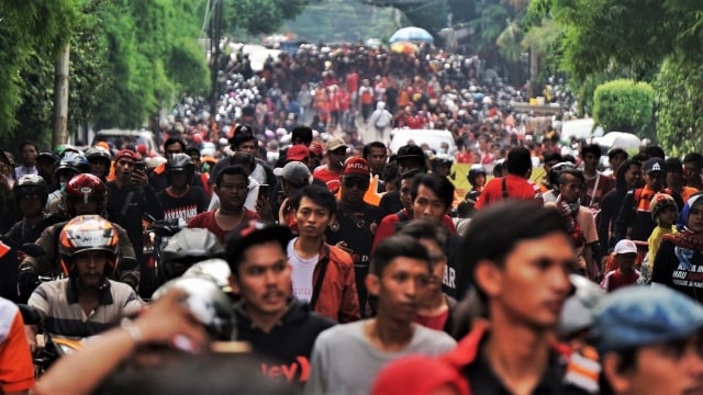 Jak Mania berjalan menuju Stadion Gelora Bung Karno, Senayan, Jakarta, Minggu (09/12/2018). Foto: Jamal Ramadhan/kumparan