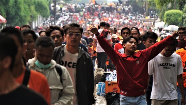 Jak Mania berjalan menuju Stadion Gelora Bung Karno, Senayan, Jakarta, Minggu (09/12/2018). (Foto: Jamal Ramadhan/kumparan)